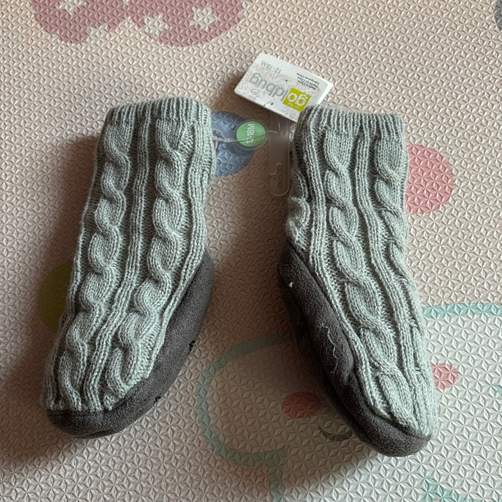New with tag 
Baby 12-18 months 
Gray booties 
Brand goldbug